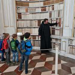 Die Kinder fanden die Geheimtür.