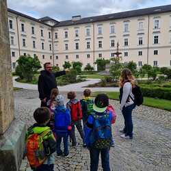 P. Ulrich zeigt den Neptunbrunnen