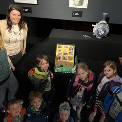 hier das kleine Kunstwerk, das in der Ausstellung im Museum zu bewundern ist.